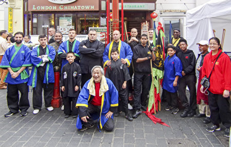 英国咏春拳振武社（Jun Mo）在唐人街中秋节活动上留影，前排为创始人文锡洲。（于惠子／大纪元）